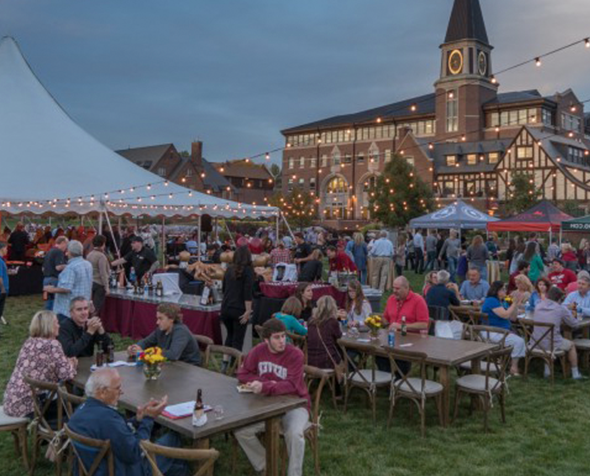 Attendees enjoy University of Denver homecoming 和 family weekend.